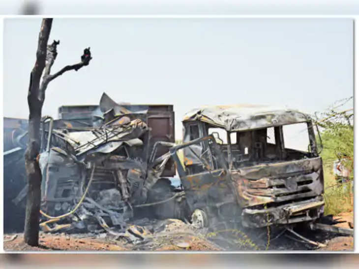 Nagaur बस से ट्रक-ट्रेलर पलटने से भयानक हादसा हो गया