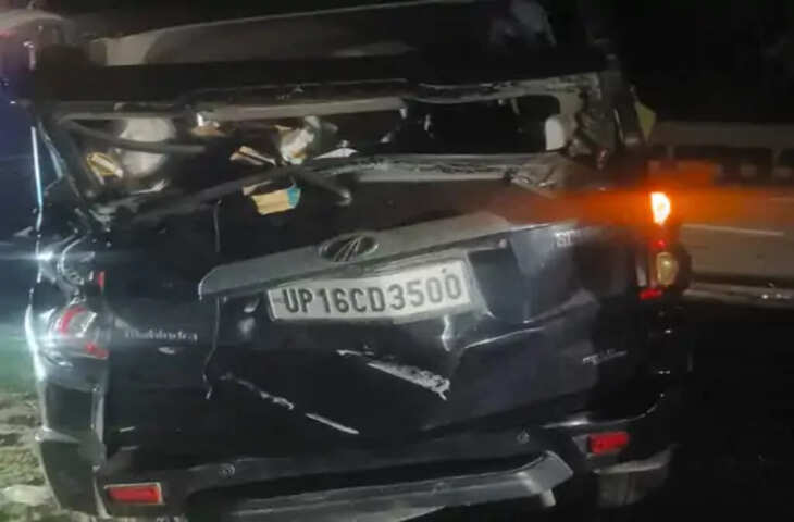यमुना एक्सप्रेसवे पर बड़ा हादसा: स्कॉर्पियो का टायर फटने से गार्डरेल से टकराई कार, तीन लोग घायल