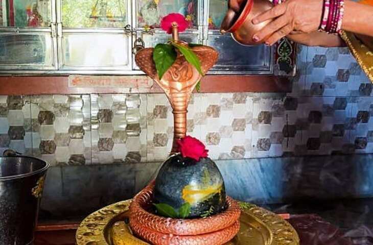 Sawan 2026: सावन में शिवलिंग पर क्या चढ़ाना होता है शुभ? इन चीजों के अर्पण से मिलती है भोलेनाथ की कृपा, जानें महत्व
