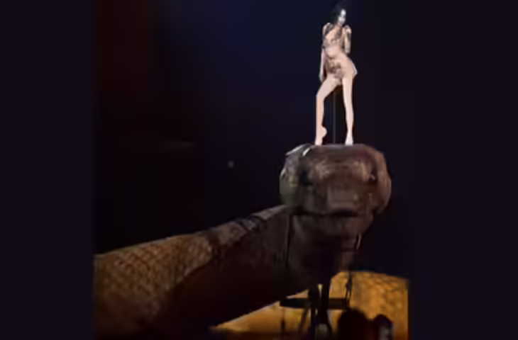 Viral Video: 30 मीटर के विशाल सांप के सिर पर सिंगर का जबरदस्त डांस, 200 करोड़ के शो की हर तरफ हो रही चर्चा&nbsp;