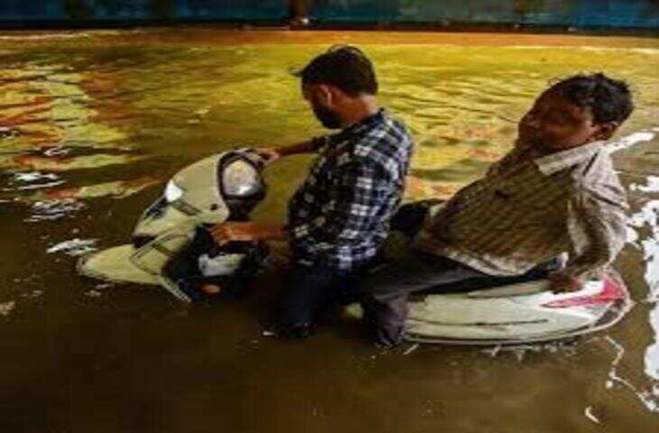प्रयागराज में झमाझम बारिश से सड़कों पर भरा पानी, कई इलाकों में जलभराव; राहगीरों को हुई परेशानी