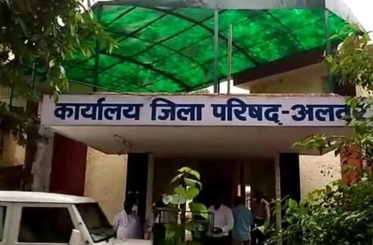 अलवर जिला परिषद में अफसर को लात-घूसों से पीटा, LDC और बेटे ने ऑफिस का गेट बंद कर की मारपीट