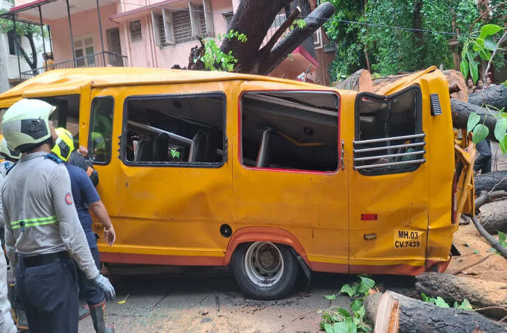 Mumbai Tragedy: स्कूल बस पर गिरा विशाल पेड़, एक छात्र की मौत, कई बच्चों के घायल होने की आशंका​​​​​​​