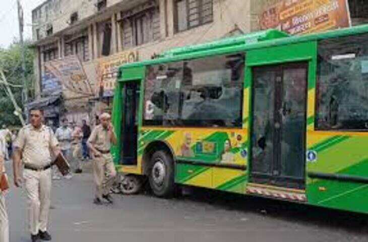 दिल्ली में दो बड़े सड़क हादसे: DTC बस ने 3 बाइक और ई-रिक्शा को मारी टक्कर, वीडियो में जाने द्वारका में ट्रक की टक्कर से युवक की मौत