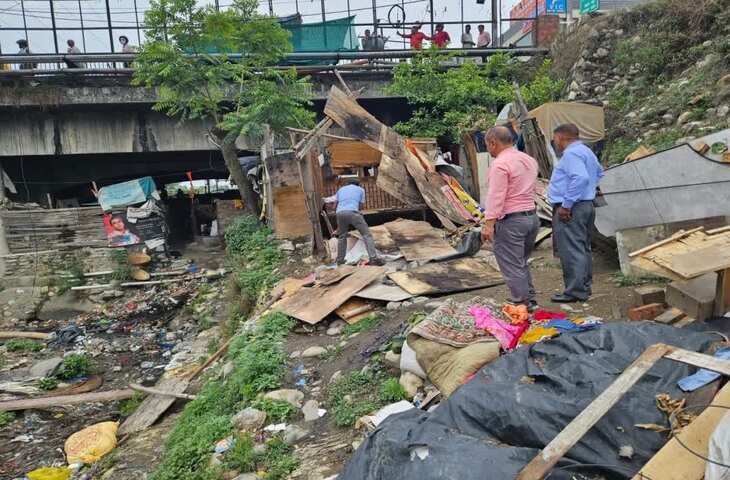 Dehradun के प्रेमनगर में प्रशासन ने 100 दुकानों पर चलाया बुलडोजर, अब 1767 अवैध कब्जों की बारी