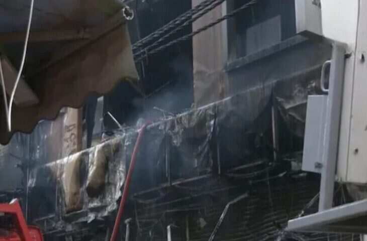 वीडियो में देखें दिल्ली के पालम में 4 मंजिला इमारत में भीषण आग, 9 की मौत; कई घायल