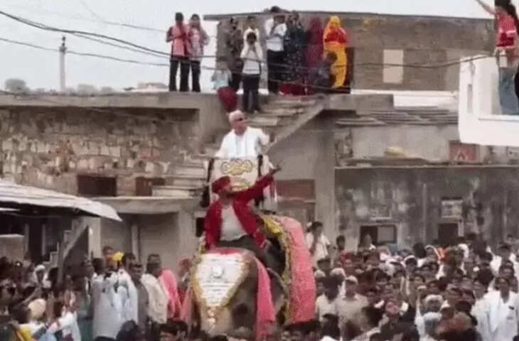 हाथी पर सवार होकर दंगल में पहुंचे कृषि मंत्री किरोड़ी लाल मीणा, वीडियो में देंखे लोक कलाकारों के साथ जमकर लगाए ठुमके