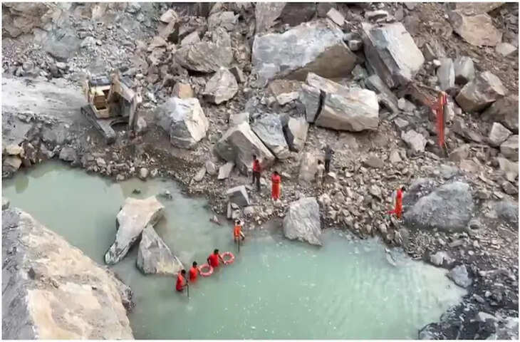 नीमकाथाना के मोकलवास में क्रेशर खदान हादसा, भूस्खलन से मचा हड़कंप, रेस्क्यू ऑपरेशन जारी