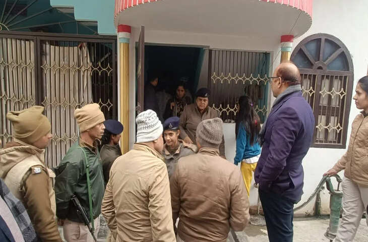 पूर्व कार्यपालक अधिकारी के निलंबन के बाद 76 योजनाओं की फाइलों की तलाश में पुलिस ने की छापेमारी, लैपटॉप जब्त