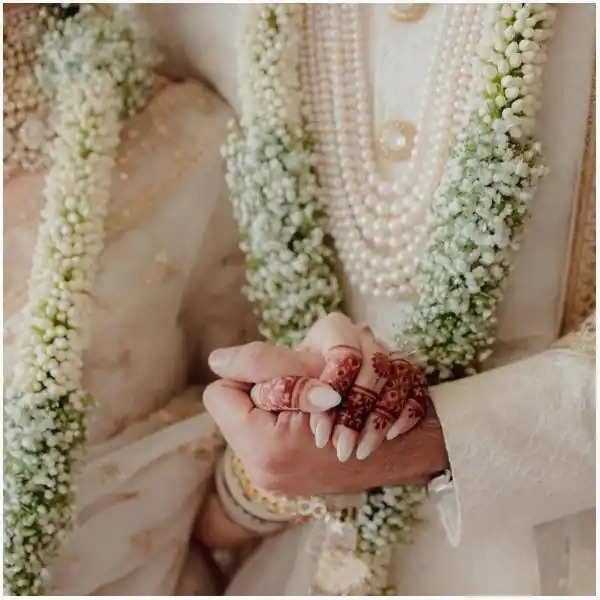 मनोरंजन न्यूज़ डेस्क, बॉलीवुड के मशहूर एक्टर रणबीर कपूर (Ranbir Kapoor) और एक्ट्रेस आलिया भट्ट (Alia Bhatt) शादी के बंधन में बंध चुके हैं। दोनों ने 'वास्तु' में सात फेरे लिए, जिसे लेकर फैंस भी खूब एक्साइटमेंट नजर आए। रणबीर कपूर और आलिया भट्ट की शादी से जुड़ी तस्वीरें भी सोशल मीडिया पर छाई हुई हैं।   आलिया भट्ट ने रणबीर कपूर संग कंफर्म की शादी बॉलीवुड स्टार रणबीर कपूर और आलिया भट्ट महीनों तक चली शादी की तमाम अटकलों के बीच आखिरकार पति-पत्नी के रिश्ते में बंध चुके हैं। इस स्टार कपल की शादी की पहली तस्वीरें सामने आ चुकी है। इन तस्वीरों को खुद अदाकारा आलिया भट्ट ने अपने सोशल मीडिया हैंडल पर शेयर किया है। साथ ही अदाकारा ने इन तस्वीरों को शेयर कर एक बेहद प्यारा कैप्शन दिया। फिल्म स्टार ने लिखा, 'आज अपने परिवार और रिश्तेदारों के बीच हमने हमारे घर पर, जोकि हमारी सबसे पसंदीदा जगह है। वहां शादी की। इस बालकनी में जहां हमने अपने रिश्ते के पूरे 5 साल बिताए। पिछली ढेरों यादों के साथ हम अपने भविष्य में और यादें बनाने जा रहे हैं। जो कि पूरी तरह प्यार, हंसी, चुप्पी, मूवी नाइट्स, बेकार झगड़ों, वाइन और चाइनीज बाइट्स से भरी हैं। आप सभी से मिले प्यार का शुक्रिया। ढेर सारा प्यार, रणबीर और आलिया।'  पति-पत्नी के रिश्ते में बंधे रणबीर और आलिया फिल्म स्टार रणबीर कपूर और अदाकारा आलिया भट्ट की शादी आखिरकार संपन्न हो चुकी है। अदाकारा ने खुद इस बात की जानकारी इन तस्वीरों से कंफर्म की।  एक दूसरे की आंखों में खोए रणबीर और आलिया फिल्म स्टार रणबीर कपूर और आलिया भट्ट ने शादी के बाद अपने वेडिंग फोटोशूट की ताजा तस्वीरें शेयर की है। जिसमें दोनों एक दूसरे पर प्यार बरसाते दिख रहे हैं।  रणबीर कपूर ने आलिया भट्ट की मांग में भरा सिंदूर फिल्म स्टार रणबीर कपूर ने अदाकारा आलिया भट्ट को अपनी धर्मपत्नी बनाते हुए उनकी मांग में लाल सिंदूर भरा। इस दौरान अदाकारा की खुशी उनकी आंखों में साफ झलक रही थी।  पूरे रीति-रिवाज से रणबीर और आलिया ने निभाई शादी की रस्में फिल्म स्टार रणबीर कपूर और आलिया भट्ट की इस सिंपल और प्यारी सी शादी में दोनों ने पूरे रीति-रिवाज से शादी की है।  शादी की रस्मों के बाद रणबीर ने चूमा आलिया का माथा फिल्म स्टार रणबीर कपूर और आलिया भट्ट शादी के बाद रस्मों को पूरा करने के बाद अपनी बेटरहाफ का माथा चूमते नजर आए।   रणबीर को पति बनाकर बेहद खुश दिखीं आलिया भट्ट रणबीर कपूर बचपन से ही अदाकारा आलिया भट्ट के क्रश थे। अब आखिरकार अपने चाइल्डहुड क्रश को पति के रूप में पाकर अदाकारा आलिया भट्ट सांतवे आसमान पर हैं।  लिपलॉक कर रणबीर और आलिया ने लगाई रिश्ते पर मोहर काफी लंबे वक्त से डेटिंग रयूमर्स के बीच सुपरस्टार रणबीर कपूर और आलिया भट्ट पति पत्नी बने हैं। इस मौके पर फिल्म स्टार कपल ने अपनी शादी को कंफर्म करते हुए इस लिप लॉक तस्वीर से अपना रिश्ता भी लॉक कर लिया।   मिस्टर एंड मिसेज कपूर बनकर रणबीर और आलिया ने दिखाई शादी की पहली तस्वीर फिल्म स्टार रणबीर कपूर और आलिया भट्ट की शादी की पहली तस्वीरें सोशल मीडिया पर तेजी से वायरल हो रही हैं। हर कोई इस स्टार कपल को अपनी शुभकामनाएं दे रहा है।
