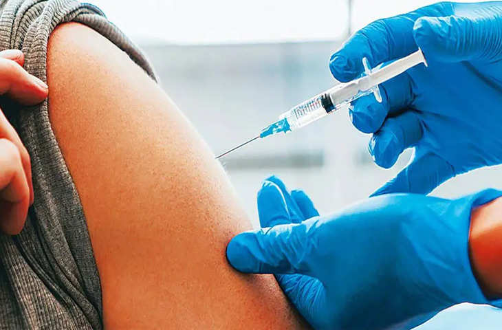   प्लेटफॉर्म ने रविवार शाम तक 15 से 18 वर्ष के आयु वर्ग में छह लाख से अधिक पंजीकरण दर्ज किए हैं, जिनका कोविड टीकाकरण 3 जनवरी से शुरू होने वाला है।  स्वास्थ्य मंत्री मनसुख मंडाविया ने राज्यों और केंद्र शासित प्रदेशों को टीकों के मिश्रण से बचने के लिए अलग-अलग टीकाकरण केंद्र, सत्र स्थल, कतार और विभिन्न टीकाकरण दल प्रदान करने की सलाह दी। 24 दिसंबर को कुछ शर्तों के साथ 12 वर्ष से अधिक उम्र के बच्चों के लिए स्वदेशी रूप से विकसित भारत बायोटेक के कोवैक्सिन के लिए।  मंडाविया, जिन्होंने रविवार को एक वीडियो लिंक के माध्यम से स्वास्थ्य मंत्रियों और प्रमुख सचिवों और राज्यों और केंद्र शासित प्रदेशों के अतिरिक्त मुख्य सचिवों के साथ बातचीत की, ने नए टीकाकरण दिशानिर्देशों के सुचारू कार्यान्वयन को सुनिश्चित करने की आवश्यकता पर बल दिया। उन्होंने उन्हें टीकाकरण और टीकाकरण टीम का उन्मुखीकरण सुनिश्चित करने की सलाह दी। सदस्यों और लाभार्थियों की इस श्रेणी के लिए समर्पित सत्र स्थलों की पहचान।  इस श्रेणी के लाभार्थियों के लिए पंजीकरण शनिवार को खुला। दिशानिर्देशों के अनुसार, वे CoWIN पर मौजूदा खाते के माध्यम से ऑनलाइन स्व-पंजीकरण कर सकते हैं या एक अद्वितीय मोबाइल नंबर के माध्यम से एक नया खाता बनाकर पंजीकरण भी कर सकते हैं जैसा कि अन्य सभी श्रेणियों के लाभार्थियों के मामले में होता है।