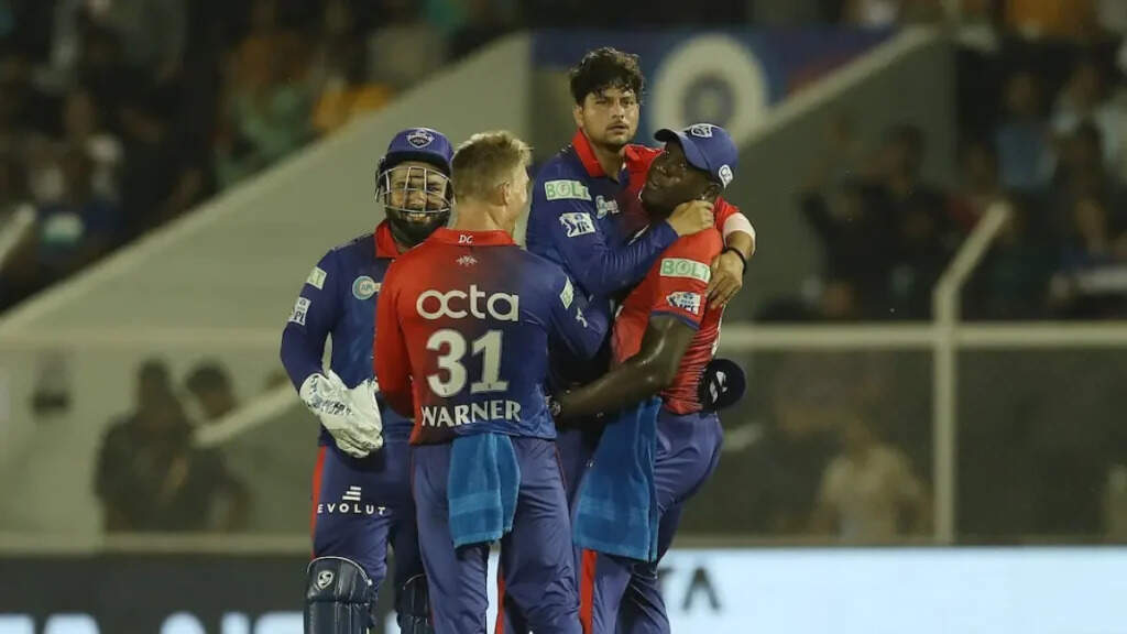 IPL 2022 KKR vs DC: ‘ठुकरा के मेरा प्यार, मेरा इंतकाम देखोगे’, फैंस ने कुलदीप यादव की गेंदबाजी देख, KKR को किया ट्रोल