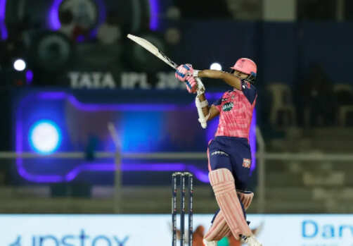 IPL 2022 RR vs LSG: Yashaswi Jaiswal के लंबे सिक्स से 103 मीटर खो गई गेंद, दूसरी गेंद मंगाने को मजबूर हुए अंपायर, देखें VIDEO