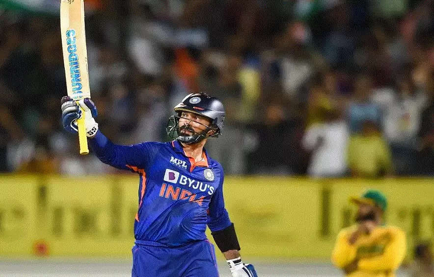 “उनकी जितनी तारीफ करो कम है”, Dinesh Karthik के कमबैक करने पर मुरीद हुए पूर्व भारतीय कप्तान