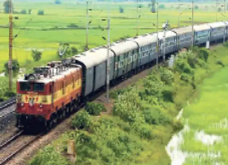 भगवान श्रीराम में आस्था रखने वाले श्रद्धालुओं के लिए बड़ी खुशखबरी है। भारतीय रेलवे का उपक्रम आईआरसीटीसी धार्मिक पर्यटन को बढ़ावा देने के लिए देखो अपना देश डीलक्स एसी टूरिस्ट ट्रेन श्री रामायण यात्रा चलाने जा रही है। यह विशेष पर्यटक ट्रेन दिल्ली के सफदर जंग रेलवे स्टेशन से 7 नवंबर को प्रारंभ होगी तथा पर्यटकों को प्रभु श्रीराम से जुड़े सभी महत्वपूर्ण धार्मिक स्थलों का भ्रमण व दर्शन कराएगी। पूर्व में भी यह यात्रा आयोजित की गई थी, जिसमें केवल स्लीपर श्रेणी से ही यात्रा सुविधा उपलब्ध थी। अब पहली बार आधुनिक साज सज्जा के साथ तैयार वातानुकूलित पर्यटक ट्रेन इस अनूठी यात्रा के लिए चलाई जा रही है। पूरी यात्रा में कुल 17 दिन लगेंगे। यात्रा का पहला पड़ाव प्रभु श्री राम का जन्म स्थान अयोध्या होगा, जहां श्री राम जन्मभूमि मंदिर, श्री हनुमान मंदिर व नंदीग्राम में भरत मंदिर का दर्शन कराया जाएगा।  अयोध्या से रवाना होकर यह ट्रेन सीतामढ़ी जाएगी, जहां जानकी जन्म स्थान वह नेपाल के जनकपुर स्थित राम जानकी मंदिर का दर्शन प्राप्त किया जा सकेगा। ट्रेन का अगला पड़ाव भगवान शिव की नगरी काशी होगा, जहां से पर्यटक बसों द्वारा काशी के प्रसिद्ध मंदिरों सहित सीता समाहित स्थल, प्रयाग, श्रृंगवेरपुर व चित्रकूट की यात्रा करेंगे। इस दौरान काशी प्रयाग व चित्रकूट में रात्रि विश्राम होगा। चित्रकूट से चलकर यह ट्रेन नासिक पहुंचेगी, जहां पंचवटी व त्रयंबकेश्वर मंदिर का भ्रमण किया जा सकेगा। नासिक के पश्चात प्राचीन किष्किंधा नगरी हंपी इस ट्रेन का अगला पड़ाव होगा, जहां अंजनी पर्वत स्थित श्री हनुमान जन्म स्थल व अन्य महत्वपूर्ण धार्मिक व विरासत मंदिरों का दर्शन कराया जाएगा।  इस ट्रेन का अंतिम पड़ाव रामेश्वरम होगा। रामेश्वरम में पर्यटकों को प्राचीन शिव मंदिर व धनुष कोटी का दर्शन लाभ प्राप्त होगा। रामेश्वरम से चलकर यह ट्रेन 17वें दिन दिल्ली वापस पहुंचेगी। इस दौरान ट्रेन द्वारा लगभग 7500 किलोमीटर की यात्रा पूरी की जाएगी। अत्याधुनिक सुविधाओं से लैस इस पूर्णतया वातानुकूलित पर्यटक ट्रेन में यात्री कोच के अतिरिक्त दो रेल डाइनिंग रेस्तरां, एक आधुनिक किचन कार व यात्रियों के लिए फुट मसाजर, मिनी लाइब्रेरी, आधुनिक एवं स्वच्छ शौचालय और शॉवर क्यूबिकल आदि की सुविधा भी उपलब्ध होगी। साथ ही सुरक्षा के लिए सुरक्षा गार्ड, इलेक्ट्रॉनिक लॉकर एवं सीसीटीवी कैमरे भी प्रत्येक कोच में उपलब्ध रहेंगे।