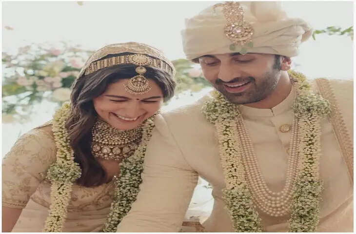 मनोरंजन न्यूज़ डेस्क, बॉलीवुड के मशहूर एक्टर रणबीर कपूर (Ranbir Kapoor) और एक्ट्रेस आलिया भट्ट (Alia Bhatt) शादी के बंधन में बंध चुके हैं। दोनों ने 'वास्तु' में सात फेरे लिए, जिसे लेकर फैंस भी खूब एक्साइटमेंट नजर आए। रणबीर कपूर और आलिया भट्ट की शादी से जुड़ी तस्वीरें भी सोशल मीडिया पर छाई हुई हैं।   आलिया भट्ट ने रणबीर कपूर संग कंफर्म की शादी बॉलीवुड स्टार रणबीर कपूर और आलिया भट्ट महीनों तक चली शादी की तमाम अटकलों के बीच आखिरकार पति-पत्नी के रिश्ते में बंध चुके हैं। इस स्टार कपल की शादी की पहली तस्वीरें सामने आ चुकी है। इन तस्वीरों को खुद अदाकारा आलिया भट्ट ने अपने सोशल मीडिया हैंडल पर शेयर किया है। साथ ही अदाकारा ने इन तस्वीरों को शेयर कर एक बेहद प्यारा कैप्शन दिया। फिल्म स्टार ने लिखा, 'आज अपने परिवार और रिश्तेदारों के बीच हमने हमारे घर पर, जोकि हमारी सबसे पसंदीदा जगह है। वहां शादी की। इस बालकनी में जहां हमने अपने रिश्ते के पूरे 5 साल बिताए। पिछली ढेरों यादों के साथ हम अपने भविष्य में और यादें बनाने जा रहे हैं। जो कि पूरी तरह प्यार, हंसी, चुप्पी, मूवी नाइट्स, बेकार झगड़ों, वाइन और चाइनीज बाइट्स से भरी हैं। आप सभी से मिले प्यार का शुक्रिया। ढेर सारा प्यार, रणबीर और आलिया।'  पति-पत्नी के रिश्ते में बंधे रणबीर और आलिया फिल्म स्टार रणबीर कपूर और अदाकारा आलिया भट्ट की शादी आखिरकार संपन्न हो चुकी है। अदाकारा ने खुद इस बात की जानकारी इन तस्वीरों से कंफर्म की।  एक दूसरे की आंखों में खोए रणबीर और आलिया फिल्म स्टार रणबीर कपूर और आलिया भट्ट ने शादी के बाद अपने वेडिंग फोटोशूट की ताजा तस्वीरें शेयर की है। जिसमें दोनों एक दूसरे पर प्यार बरसाते दिख रहे हैं।  रणबीर कपूर ने आलिया भट्ट की मांग में भरा सिंदूर फिल्म स्टार रणबीर कपूर ने अदाकारा आलिया भट्ट को अपनी धर्मपत्नी बनाते हुए उनकी मांग में लाल सिंदूर भरा। इस दौरान अदाकारा की खुशी उनकी आंखों में साफ झलक रही थी।  पूरे रीति-रिवाज से रणबीर और आलिया ने निभाई शादी की रस्में फिल्म स्टार रणबीर कपूर और आलिया भट्ट की इस सिंपल और प्यारी सी शादी में दोनों ने पूरे रीति-रिवाज से शादी की है।  शादी की रस्मों के बाद रणबीर ने चूमा आलिया का माथा फिल्म स्टार रणबीर कपूर और आलिया भट्ट शादी के बाद रस्मों को पूरा करने के बाद अपनी बेटरहाफ का माथा चूमते नजर आए।   रणबीर को पति बनाकर बेहद खुश दिखीं आलिया भट्ट रणबीर कपूर बचपन से ही अदाकारा आलिया भट्ट के क्रश थे। अब आखिरकार अपने चाइल्डहुड क्रश को पति के रूप में पाकर अदाकारा आलिया भट्ट सांतवे आसमान पर हैं।  लिपलॉक कर रणबीर और आलिया ने लगाई रिश्ते पर मोहर काफी लंबे वक्त से डेटिंग रयूमर्स के बीच सुपरस्टार रणबीर कपूर और आलिया भट्ट पति पत्नी बने हैं। इस मौके पर फिल्म स्टार कपल ने अपनी शादी को कंफर्म करते हुए इस लिप लॉक तस्वीर से अपना रिश्ता भी लॉक कर लिया।   मिस्टर एंड मिसेज कपूर बनकर रणबीर और आलिया ने दिखाई शादी की पहली तस्वीर फिल्म स्टार रणबीर कपूर और आलिया भट्ट की शादी की पहली तस्वीरें सोशल मीडिया पर तेजी से वायरल हो रही हैं। हर कोई इस स्टार कपल को अपनी शुभकामनाएं दे रहा है।